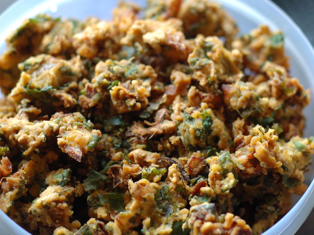 A bowl of crisp bhajiya